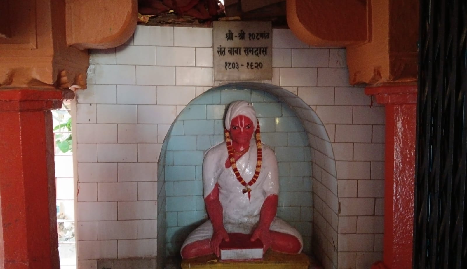 चुटिया का 350 साल पुराना मंदिर नवरात्रि के नौ दिनों तक भगवान राम की भक्ति में डूबा रहता है; यहाँ 1970 से लड़कियाँ रामायण का पाठ करती आ रही हैं।