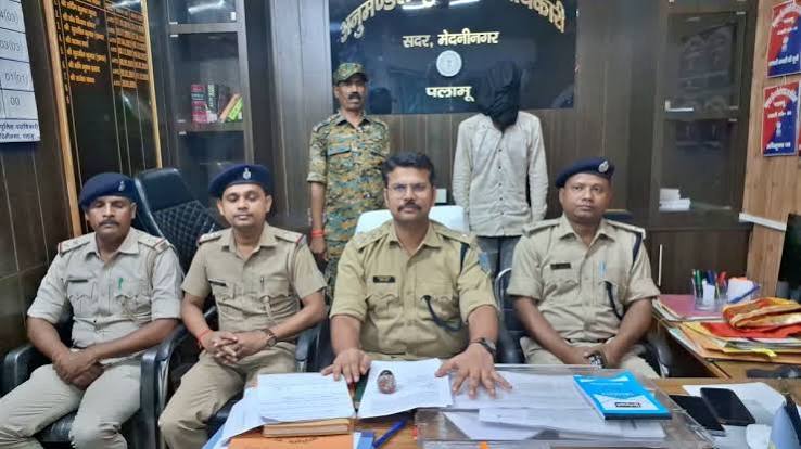 पलामू पुलिस ने एक युवक को गिरफ्तार किया और उसके पास से एक देसी पिस्तौल बरामद की; वह छह महीने पहले ही जेल से छूटा था।
