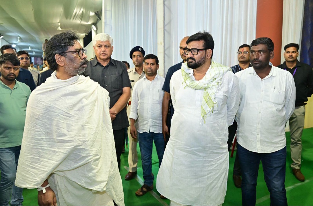 मंत्री हफीजुल हसन अंसारी ने नेमरा पहुंचकर माता रूपी सोरेन जी को अर्पित की भावभीनी श्रद्धांजलि, मुख्यमंत्री हेमंत सोरेन जी से मिलकर व्यक्त की शोक संवेदनाएं।