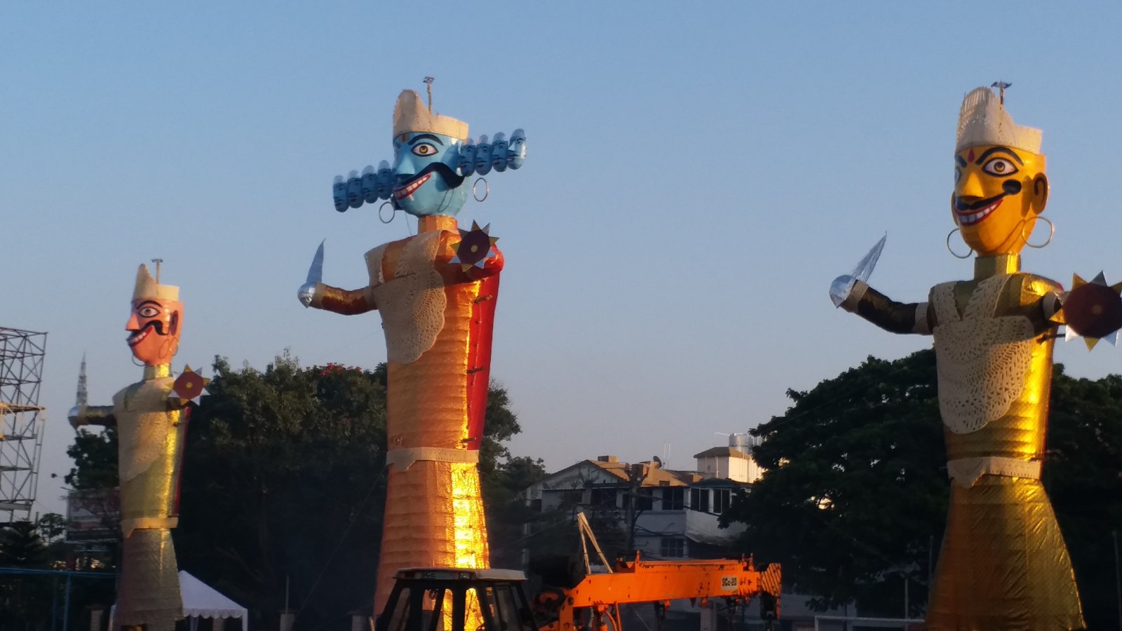 विजयादशमी के दिन, बुराई के प्रतीक रावण, कुंभकर्ण और मेघनाद के पुतले आग की लपटों में समा जाएंगे! रांची के मोराबादी और अरगोरा में भीड़ को संभालने के लिए इंतजाम किए गए