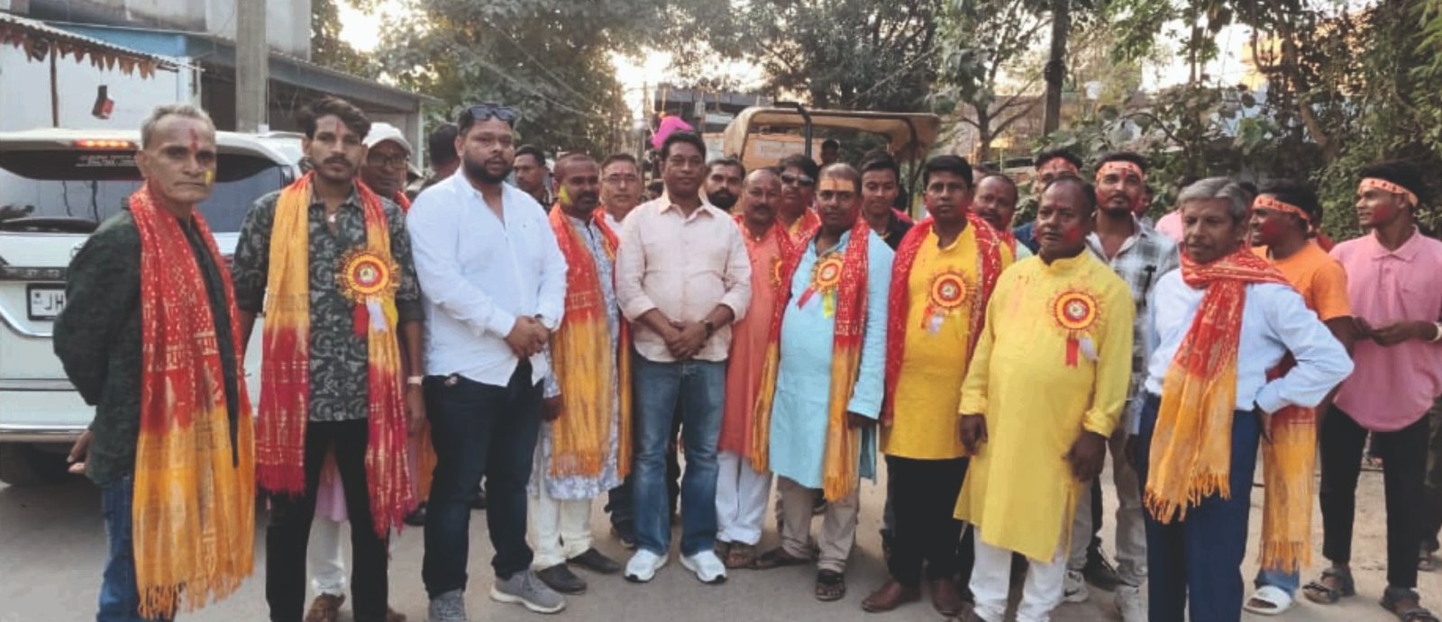 दुर्गा पूजा विसर्जन में शामिल हुए विधायक भूषण बाड़ा, भक्तों को दी शुभकामनाएं