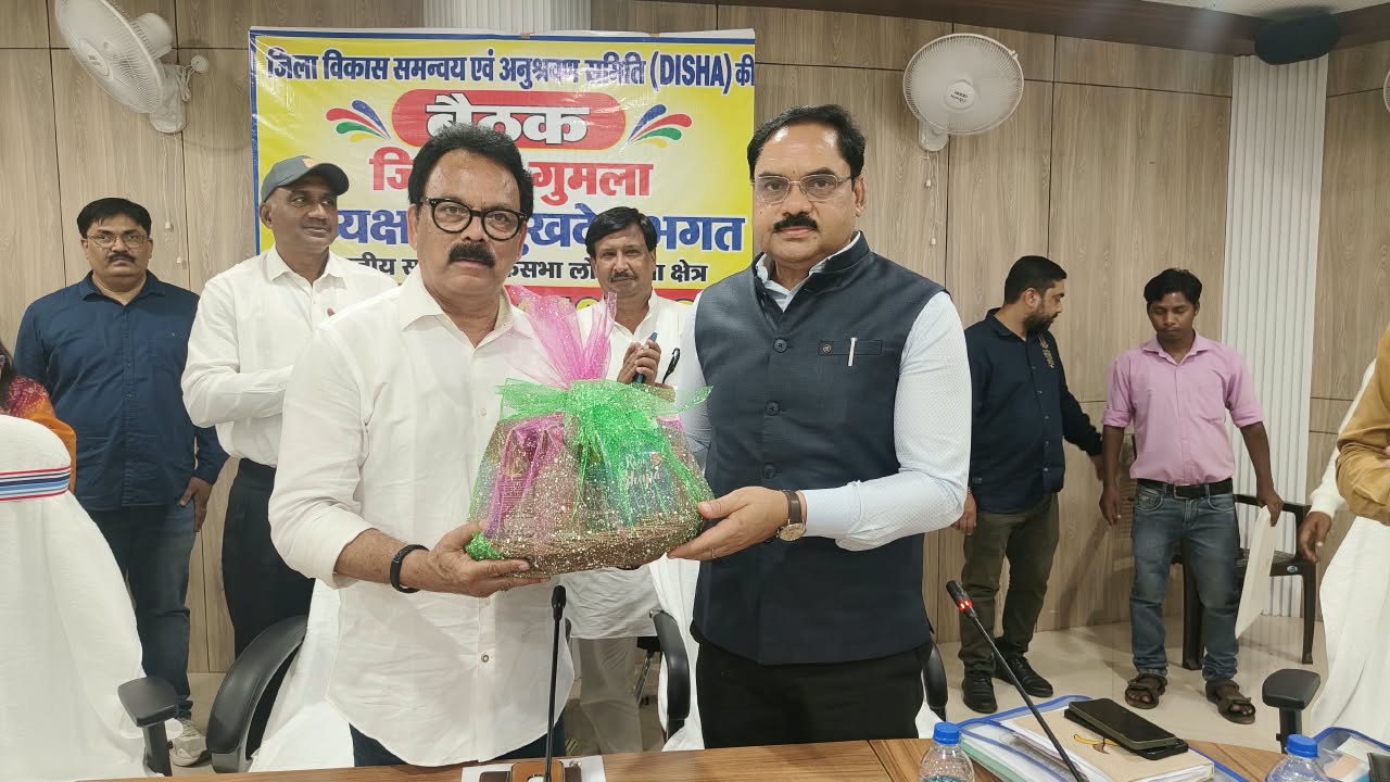 सांसद सुखदेव भगत की अध्यक्षता में जिला स्तरीय दिशा की बैठक संपन्न, विकास योजनाओं की समीक्षा कर समयबद्ध क्रियान्वयन के दिए निर्देश