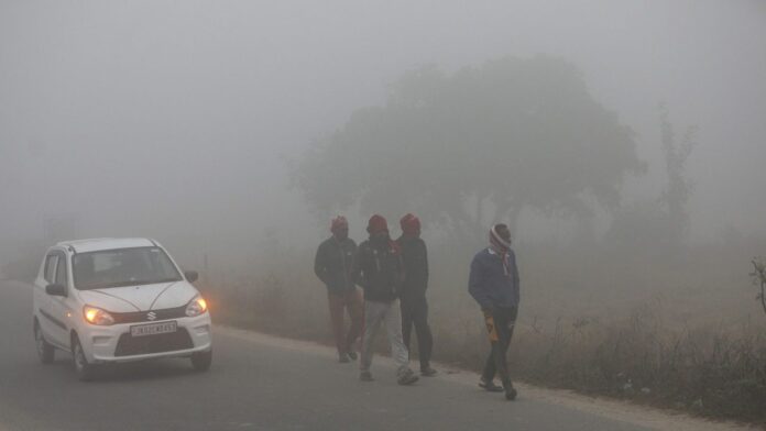 Jharkhand Weather: झारखंड के 8 जिलों में कड़ाके की ठंड, गुमला में 6 डिग्री पर ठिठुरन का दौर शुरू