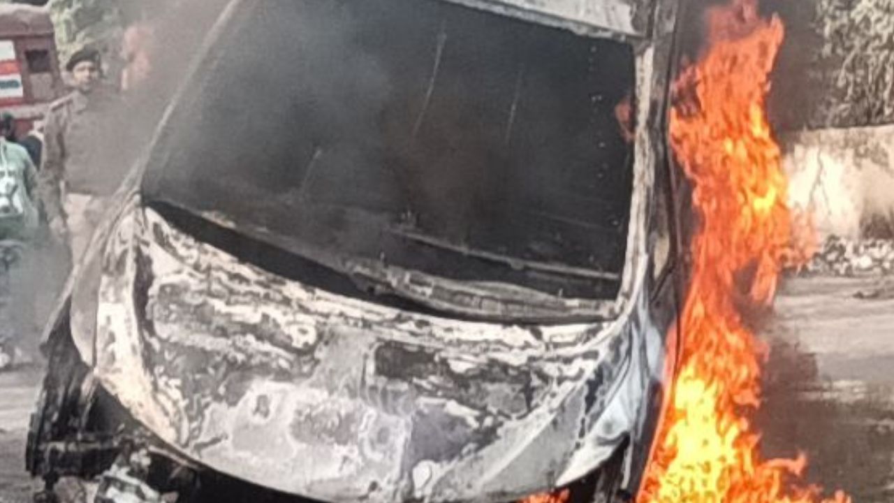 Jharkhand News: दौड़ती कार अचानक बनी आग का गोला, जमशेदपुर में यात्रियों की बहादुरी से टला बड़ा हादसा