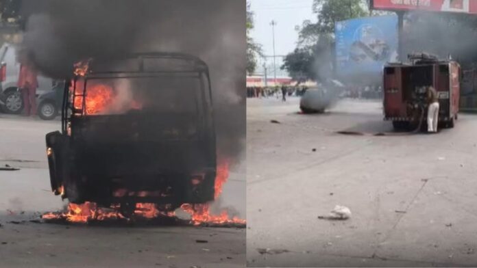 Jharkhand News: टाटानगर रेलवे स्टेशन के बाहर ऑटो में लगी आग, सीएनजी सिलेंडर से जोरदार धमाके, स्टेशन दहल उठा