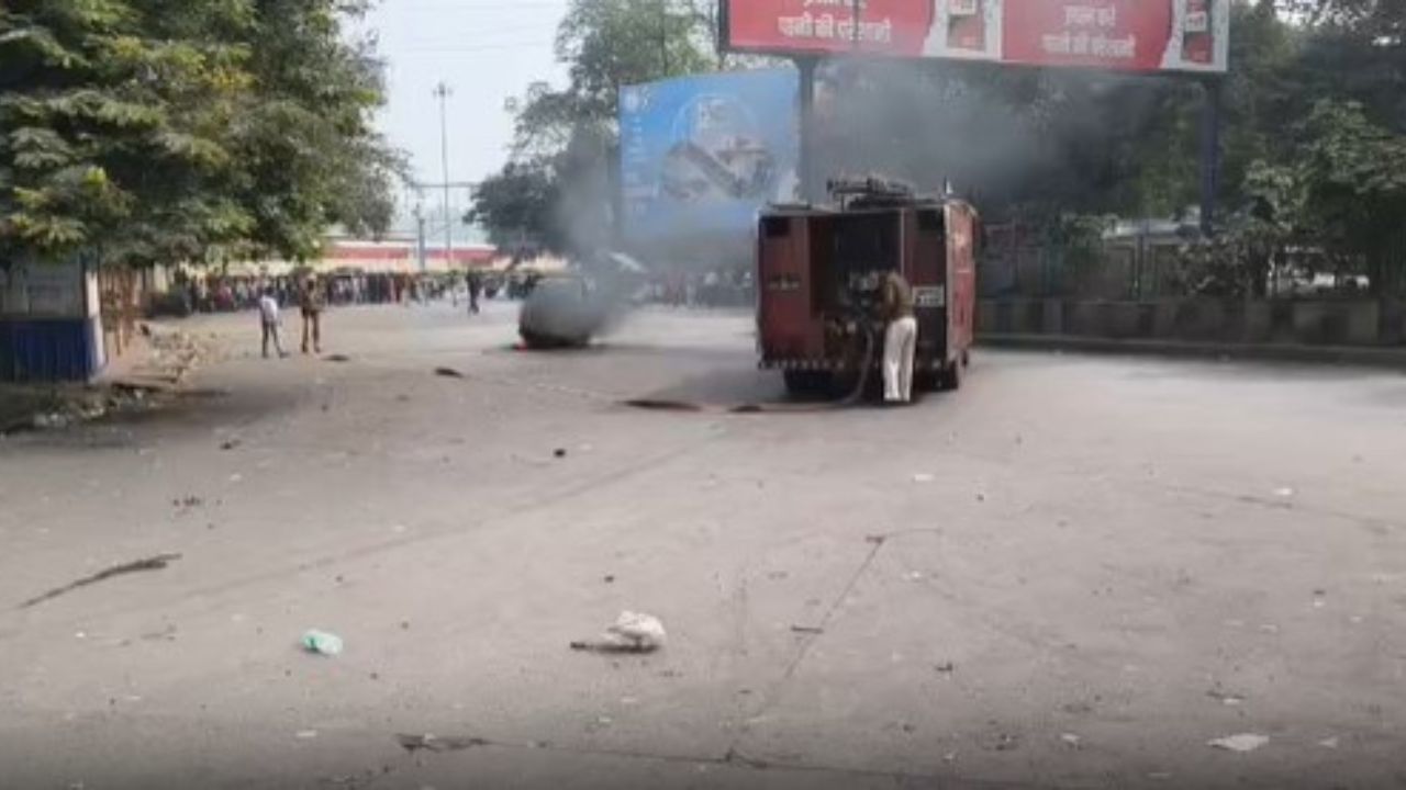 Jharkhand News: टाटानगर रेलवे स्टेशन के बाहर ऑटो में लगी आग, सीएनजी सिलेंडर से जोरदार धमाके, स्टेशन दहल उठा
