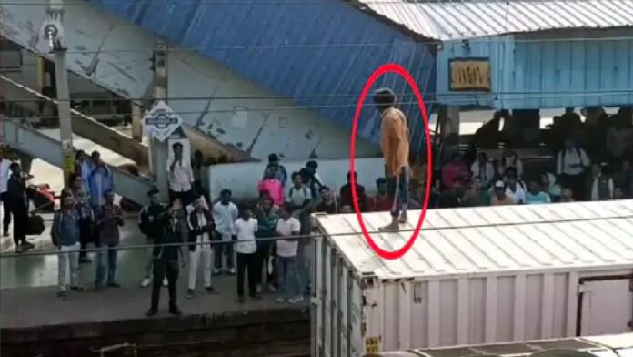 Jharkhand News: नशे में युवक ने कंटेनर मालगाड़ी की छत पर किया खतरनाक खेल, आरपीएफ ने संभाला हाल