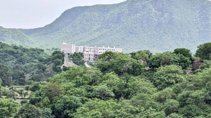 अरावली की नई परिभाषा पर बवाल: उदयपुर से गुरुग्राम तक पर्यावरण प्रेमियों का विरोध जारी