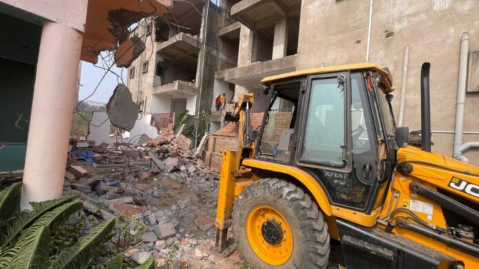 रांची के DIG ग्राउंड में बुलडोजर की गरज, रिम्स परिसर में पक्के मकान तोड़े गए