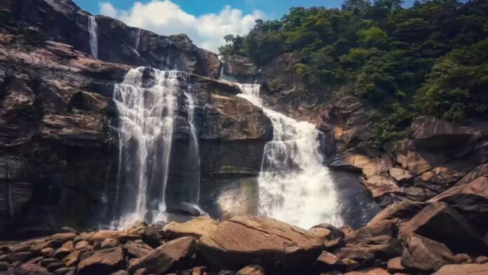 Hundru Falls की प्राकृतिक खूबसूरती का आनंद लें लेकिन खतरे वाले इलाकों से रहें सावधान