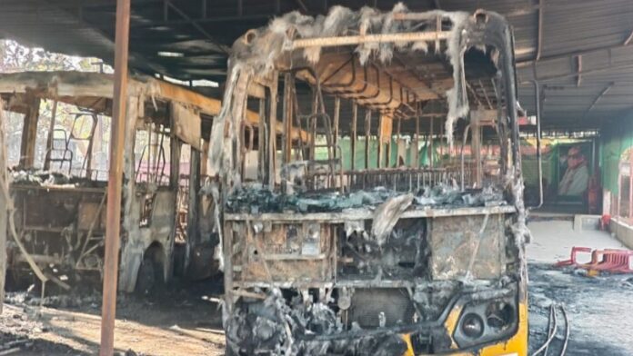 Jharkhand News: बोकारो के गुरुकुल पब्लिक स्कूल में आगजनी, तीन स्कूल बसें और वाहन जलकर राख