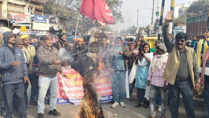 Jharkhand News: रांची-पटना में अमेरिकी राष्ट्रपति के पुतले का दहन, वेनेजुएला पर हमले को बताया अंतरराष्ट्रीय अपराध