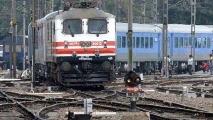 Jharkhand और बंगाल रूट पर ट्रेन सेवाएं बाधित, यात्रा से पहले जांच जरूरी