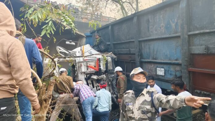 Jharkhand: ललमटिया में हाईवा 40 फीट नीचे गिरा, रेलवे ट्रैक पर घबराहट और परिचालन बाधित