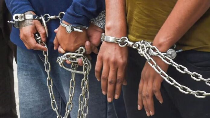 Jharkhand News: व्यक्तिगत विवाद में जंगल में हुई हत्याकांड की गुत्थी सुलझी, चार आरोपियों को पुलिस ने किया गिरफ्तार