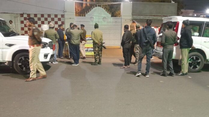 Dhanbad News: धमाका धनबाद में, सिंह मेंशन पर बमबाजी से मचा हड़कंप, चुनावी माहौल गर्म