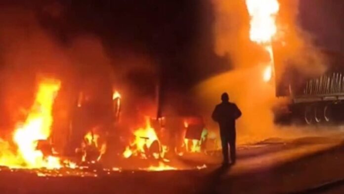 Jharkhand News: दुमका में सिगरेट लाइटर गैस ट्रक और ट्रेलर की टक्कर से चार वाहन जलकर खाक