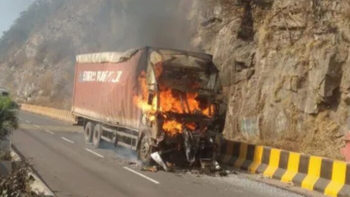 Jharkhand News: ब्रेक फेल कंटेनर ने मचाई तबाही, रामगढ़ में भयानक सड़क हादसे का वीडियो वायरल