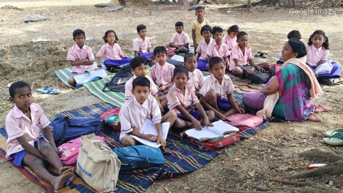 Jharkhand News: सरायकेला में स्कूल का छज्जा गिरा, बच्चे बाल-बाल बचकर बाहर निकले