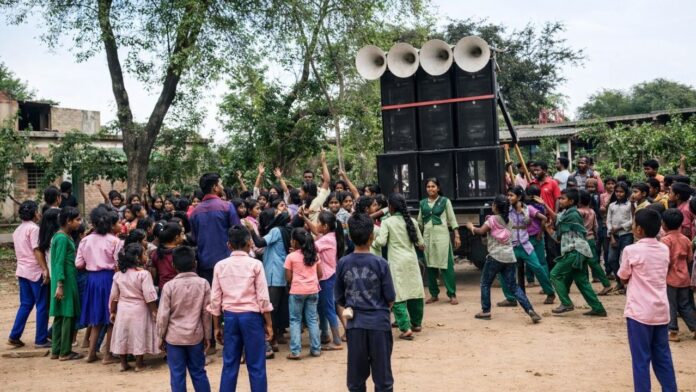 Jharkhand News: विदाई समारोह में शिक्षक-छात्रों का नाच वीडियो बना विवाद, प्रशासन ने किया निलंबन