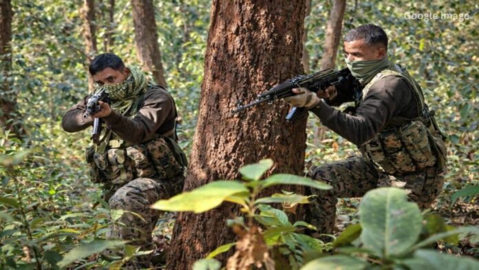 Jharkhand News: सारांदा जंगल में नक्सलियों का IED ब्लास्ट, कोबरा असिस्टेंट कमांडेंट गंभीर रूप से घायल