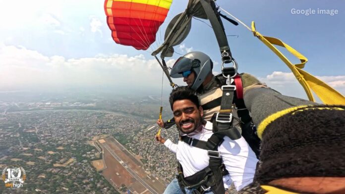 Jharkhand News: टेंडम स्काइडाइविंग के दौरान जमशेदपुर का अद्भुत दृश्य देखकर लोगों ने कहा स्वर्ग जैसा