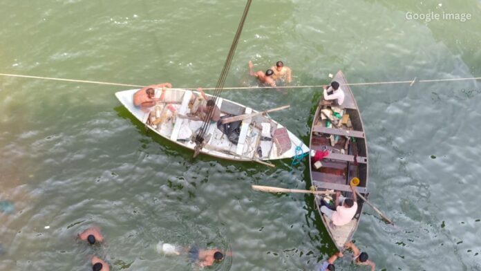 Jharkhand News: हादसे में खलासी पाइप के सहारे लटका, राहगीरों ने किया बहादुरी से रेस्क्यू