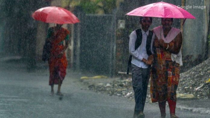 Jharkhand Weather: जमशेदपुर में बारिश और तेज हवा ने गर्मी से दिलाई राहत, येलो अलर्ट जारी