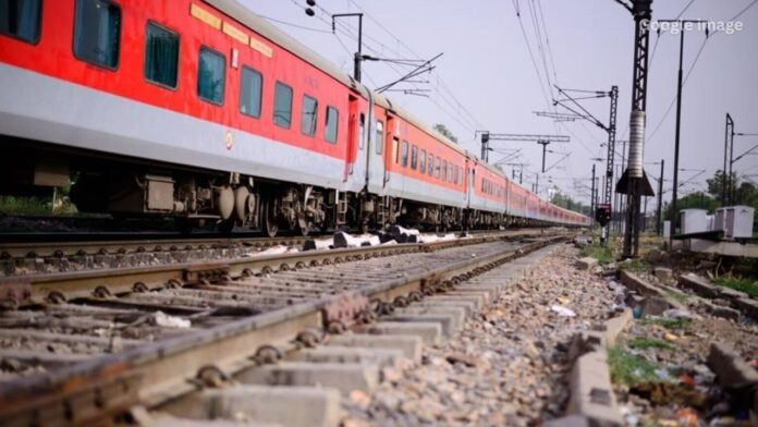 Jharkhand News: धनबाद से मुंबई सीधी ट्रेन की नियमित सेवा शुरू, यात्रियों की लंबी प्रतीक्षा खत्म