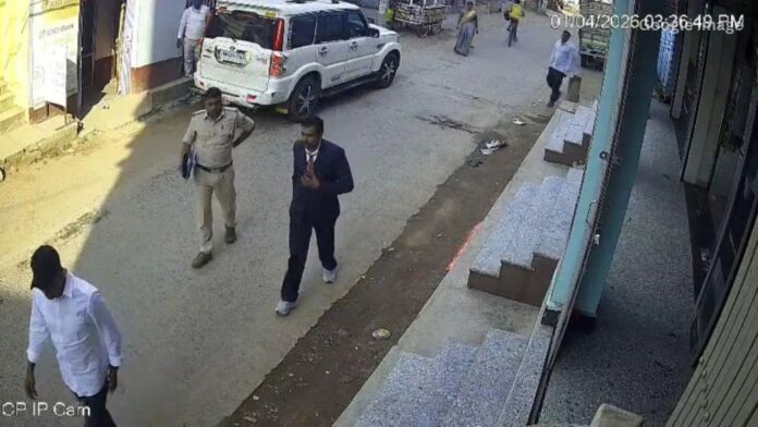 Jharkhand News: गिरिडीह में फर्जी GST अधिकारी बनकर ज्वेलरी दुकान से कैसे हुई 20 लाख की लूट