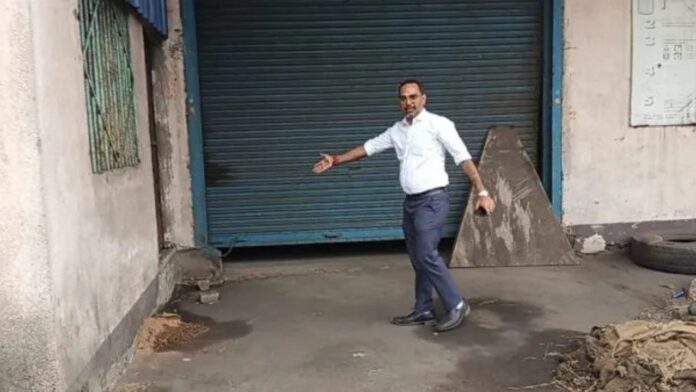 Jharkhand News: सरायकेला में सील कंपनी से शटर काटकर चोरी, बैंक व एजेंसी पर सवाल